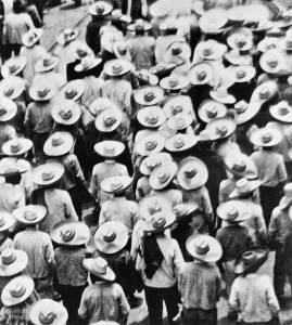 Marcia di campesinos, Messico, 1928 Tina Modotti Archivio Fotografico Cinemazero Images, Fondo Tina Modotti 