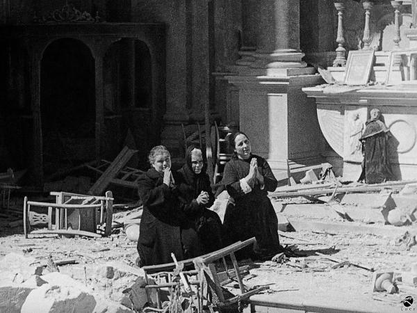 foto Luce donne pregano tra le rovine della chiesa di Sant'Anna Cagliari febbraio 1943 foto censurata