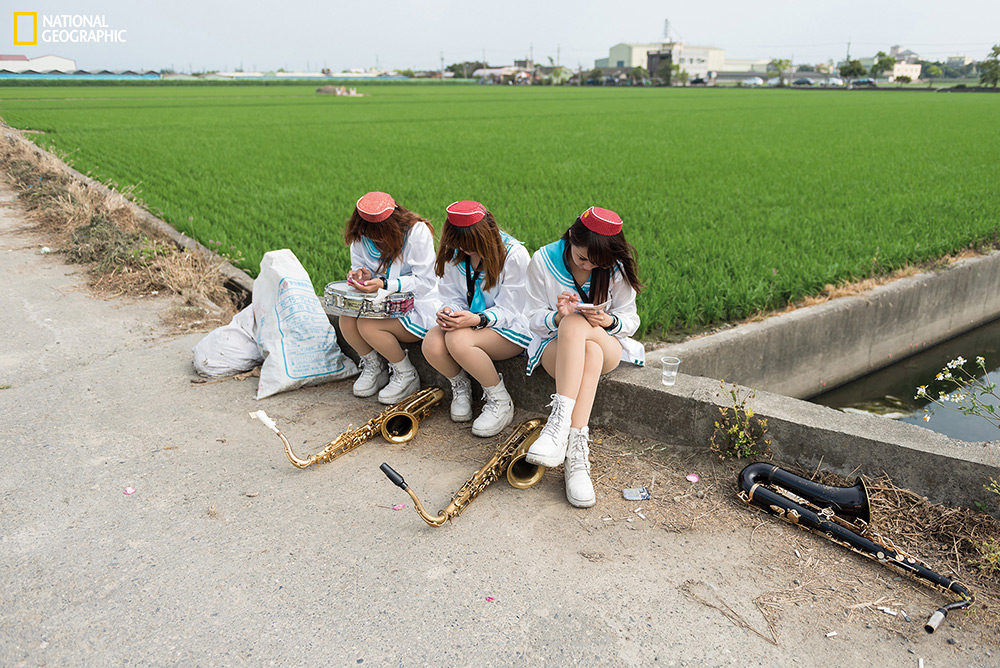  Lars Hübner / “Nothing to Declare” In campagna i funerali sono spesso accompagnati da musicisti locali.    Douliu, Taiwan.