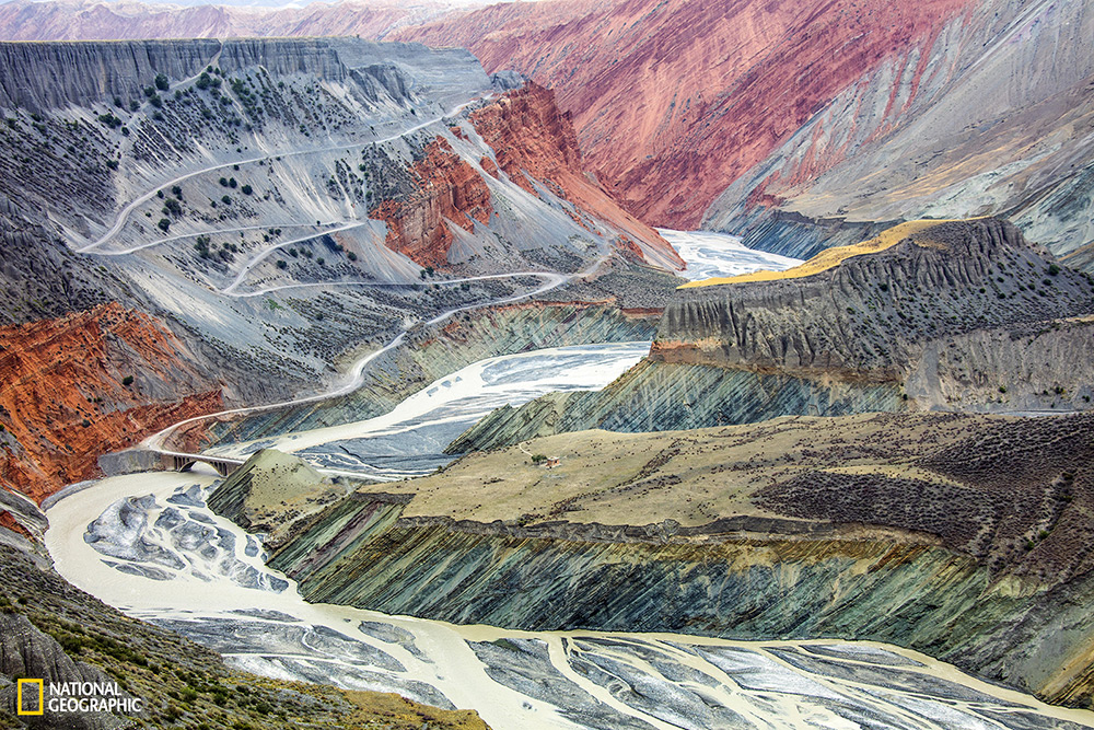  Tugo Cheng /  “Surrealist painting in nature" In Asia centrale le catene montuose Tian-shan hanno dei paesaggi incredibilmente colorati. Il tutto grazie alla ricchezza di sedimenti composti dal potere di erosione dei fiumi che trasformano  i canyon colorandoli fino  a  centinaia di metri di profondità.